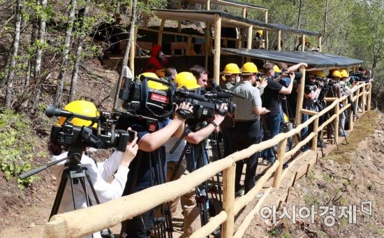 [포토] 풍계리 핵실험장 폭파 순간 취재하는 국제기자