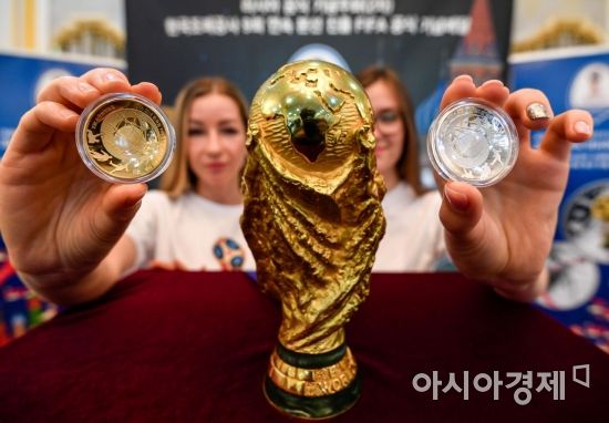 25일 서울 중구 주한러시아대사관에서 모델들이 2018 FIFA 러시아 월드컵 기념주화 및 한국조폐공사 돔형 FIFA 공식기념메달 실물을 공개하고 있다./강진형 기자aymsdream@