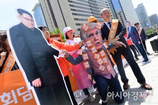 [포토]트럼프 규탄 퍼포먼스 펼치는 민중당