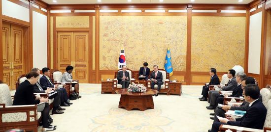 문재인 대통령이 25일 청와대에서 김용 세계은행 총재를 접견하고 있다.[사진=청와대]