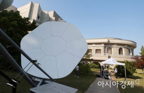 [포토] 원산 갈마호텔에서 위성 중계하는 CNN과 스카이