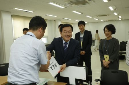 조영달 서울시교육감 예비후보가 25일 오전 서울시선거관리위원회에 후보등록을 하고 있다.