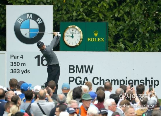 로리 매킬로이가 BMW PGA챔피언십 둘째날 16번홀에서 티 샷을 날리고 있다. 버지니아워터(잉글랜드)=Getty images/멀티비츠