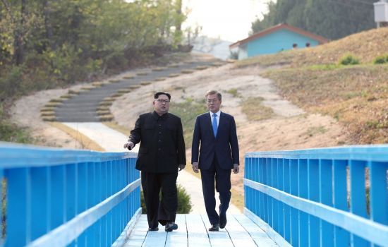 문재인 대통령과 김정은 북한 국무위원장이 지난해 4월 27일 오후 판문점 도보다리에서 산책하며 대화하고 있다.