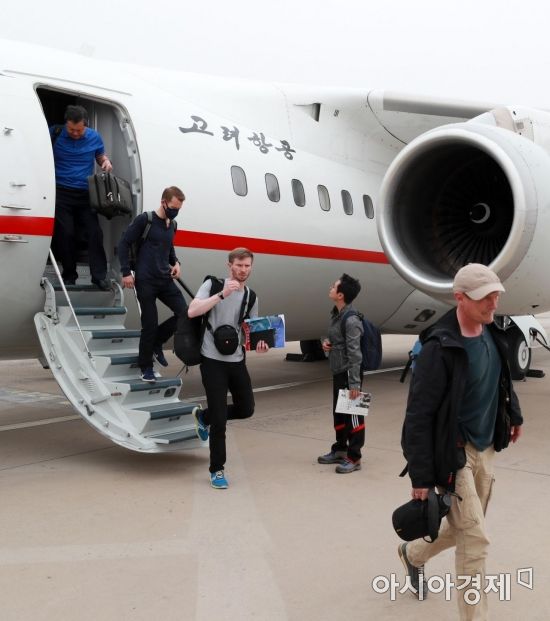 [포토]베이징 서우두공항 도착한 국제기자단