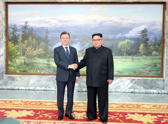 문재인 대통령과 김정은 북한 국무위원장이 26일 오후 3시 판문점 북측지역 통일각에서 만나 악수하고 있다.[사진=청와대]