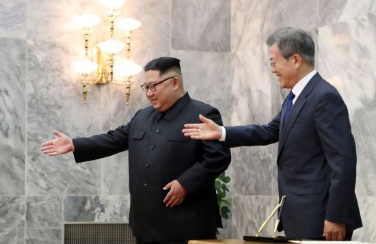 문재인 대통령이 26일 오후 판문점 북측 통일각에서 열린 남북정상회담에서 김정은 국무위원장의 안내를 받고 있다. (청와대 제공)