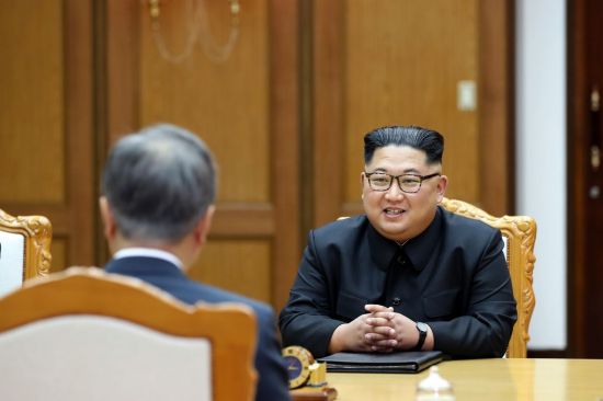 김정은 북한 국무위원장이  26일 오후 판문점 북측 통일각에서 문재인 대통령과 정상회담을 하고 있다.[사진=청와대]