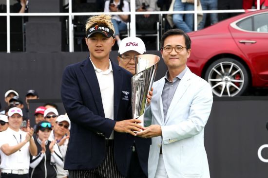 2018 제네시스 챔피언십 우승을 차지한 이태희 선수(왼쪽)와 이광국 제네시스 부사장