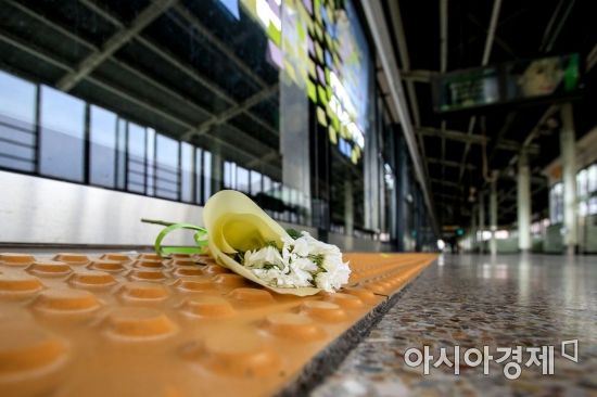 [포토] 구의역 9-4 승강장에 놓인 국화꽃