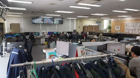 [현대컨피던스호 승선기①]1회 접안비용 1.5억원·동원인력 95명…현대부산신항만 터미널 가보니