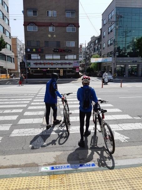 횡단보도 이용 시 자전거는 내려서 끌고 가세요