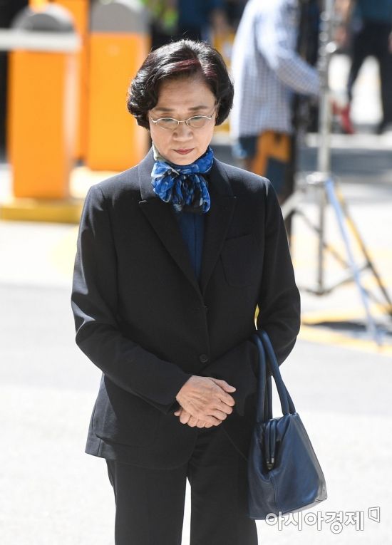 [포토] 포토라인으로 들어서는 이명희 이사장