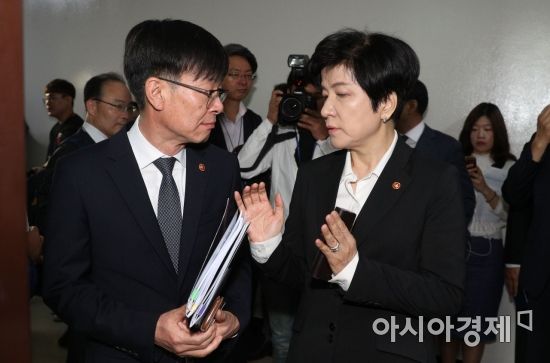 [포토] 이야기 나누는 김영주 장관-김상조 위원장
