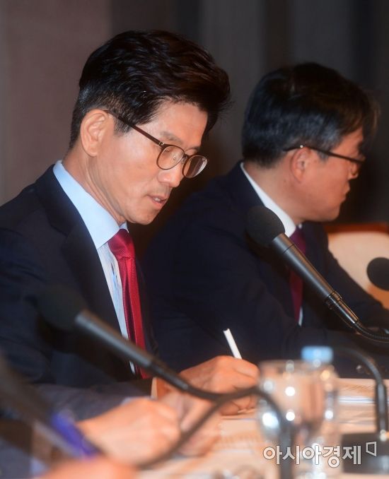 [포토]메모하는 김문수 자유한국당 서울시장 후보