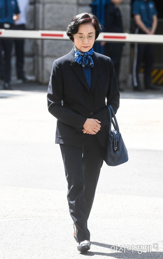 [포토] 경찰 조사실로 향하는 이명희 이사장