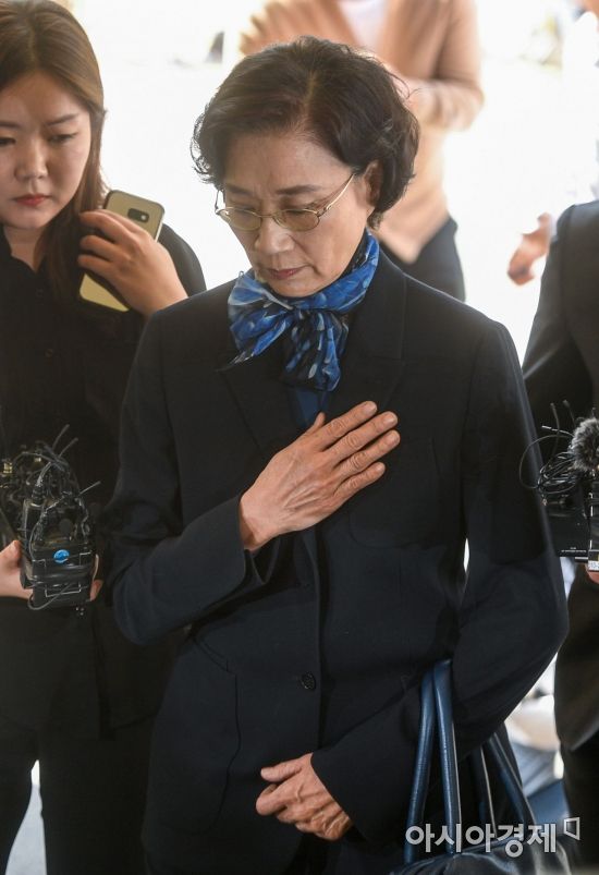 [포토] 서울지방경찰청으로 들어서는 이명희 이사장