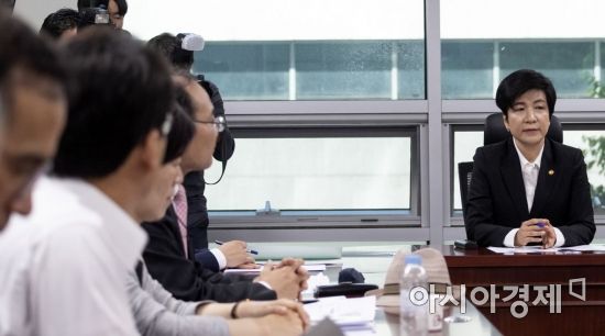 [포토] 회의 주재하는 김영주 장관