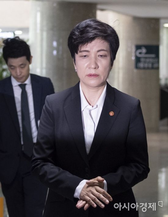[포토] 최저임금개정안 반발 확산, 심각한 김영주 장관