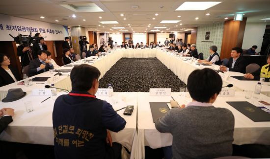 노동계 반발에…최저임금위원회 파행 불가피
