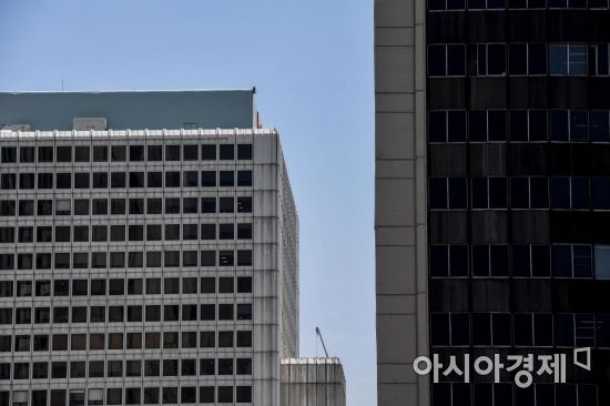 [포토] 빌딩숲 사이로 드러난 파란하늘