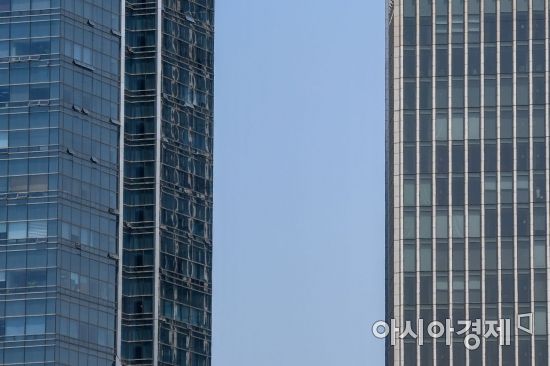 [포토] 빌딩 사이에 드리운 파란하늘