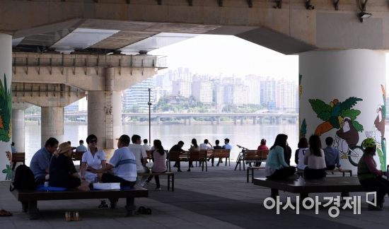 [포토] '시원한 다리 밑이 최고야'