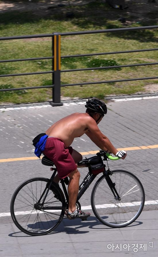 [포토] 웃통 벗고 즐기는 라이딩