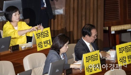 [포토] 정의당, 최저임금법 개정 반대 피켓팅