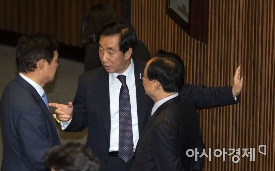 [포토] 심각한 김성태 원내대표