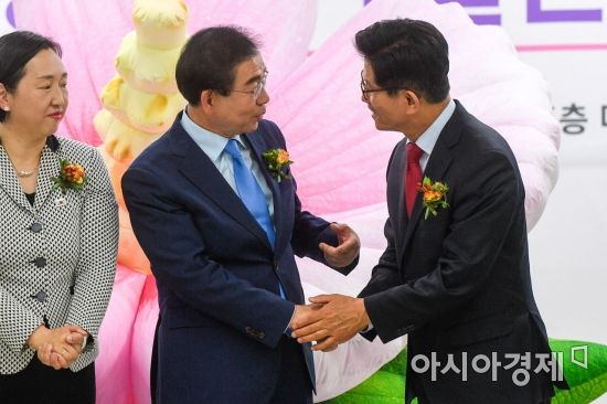 [포토] 대화하는 박원순 후보-김문수 후보