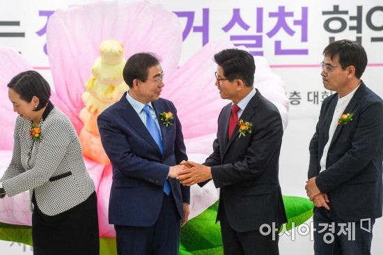 [포토] 악수하는 박원순 후보-김문수 후보