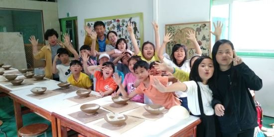 지난 25일 보성우체국은 지역아동센터 아이들과 함께 제암산휴양림 들풀미술학교를 방문해 자연에서 심신을 힐링하고 도자기그릇 만들기 체험 시간을 가졌다. 사진=전남지방우정청