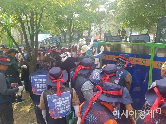 '최저임금 개악 반대' 민주노총, 국회 진입 시도 경찰과 대치(속보)
