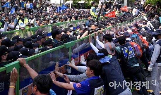 '최저임금 개정안 반대' 민주노총 국회앞서 경찰과 충돌(종합)