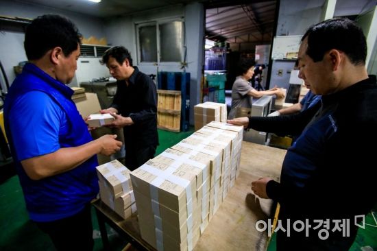 [포토] 지방선거 투표용지 옮기는 인쇄소 직원들