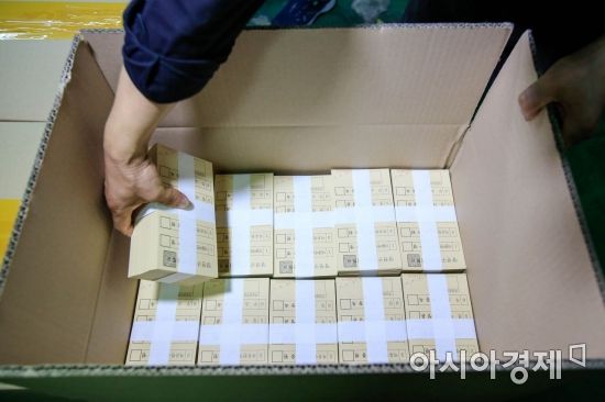 [포토] 상자에 담긴 지방선거 투표용지