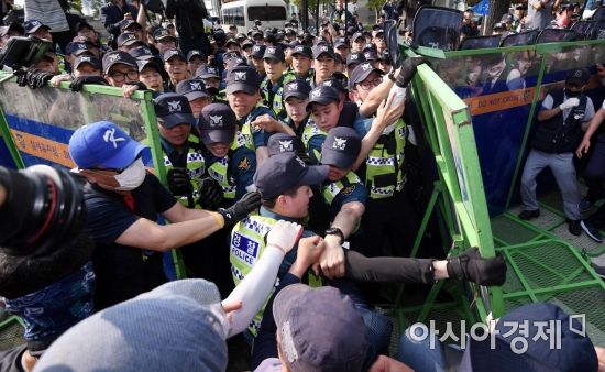 [포토] 격렬한 충돌