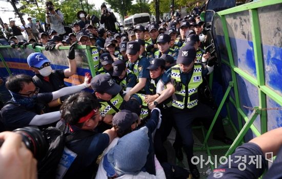 [포토] 격렬한 몸싸움