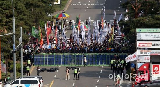 [포토] 최저임금법 개정 중단, 민주노총 총파업 결의대