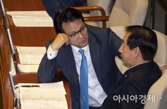 [포토] 이야기 나누는 김성태-안민석