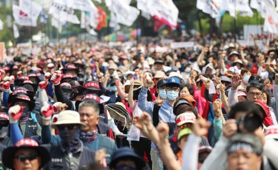 최저임금 개정안 국회 통과…노동계 반발에 사회적 대화 '난항'