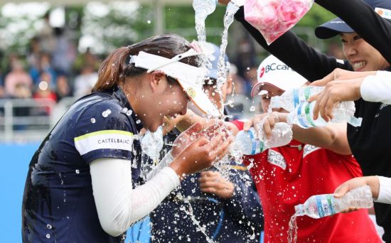 인주연이 NH투자증권 우승 직후 동료들의 축하 물 세례를 받고 있다. 사진=KLPGA