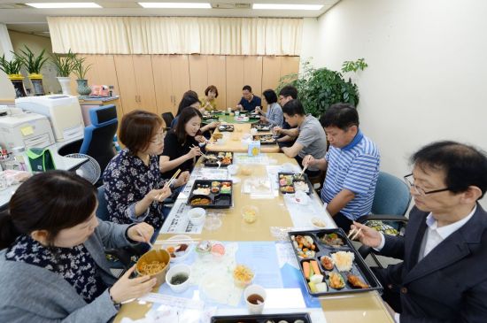 25일 동대문구청 직원들이 사회적경제기업의 도시락으로 점심식사를 하고 있다.