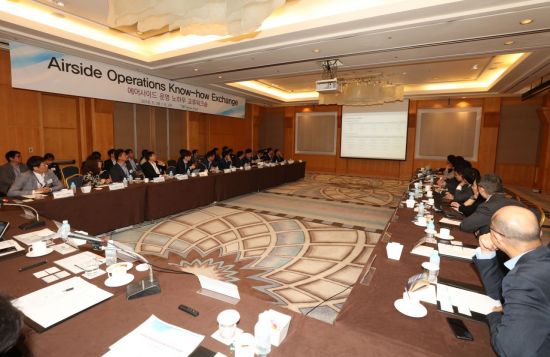 28일 인천공항공사 주최로 열린 에어사이드 운영 노하우 교류 워크숍에서 해외공항 관계자들이 세션 발표를 경청하고 있다.