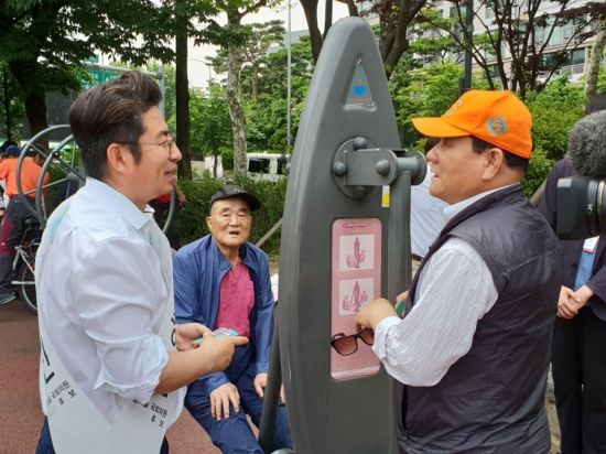 박종진 바른미래당 후보가 시민들과 인사를 나누고 있다.