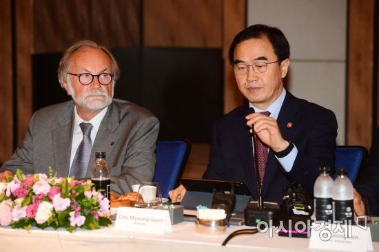 [포토]마이크 점검하는 조명균 통일부 장관