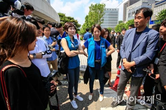 박근혜 정부 시정 양승태 대볍원장이 청와대와 '재판 거래'를 했다는 의혹이 커지던 지난 달 30일 서울 서초구 대법원 앞에서 KTX 해고 승무원들이 김명수 대법원장 비서실장과 면담을 하기 위해 기다리고 있다./강진형 기자aymsdream@