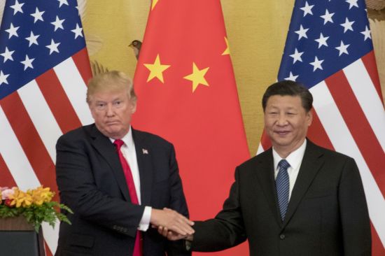 도널드 트럼프 미국 대통령과 시진핑 중국 국가주석이 2017년 11월 베이징 인민대회당에서 만나 악수하는 모습.(자료사진) [이미지출처=연합뉴스]