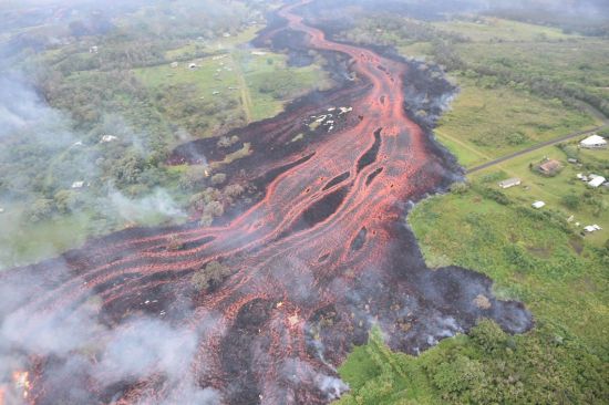 하와이주 킬라우에아 화산에서 4주째 폭발이 계속되고 있는 가운데 흘러내린 용암이 마을과 인근 지열발전소를 덮쳐 주민들의 불안이 고조되고 있다. 사진 = USGS(미국 지질조사국)